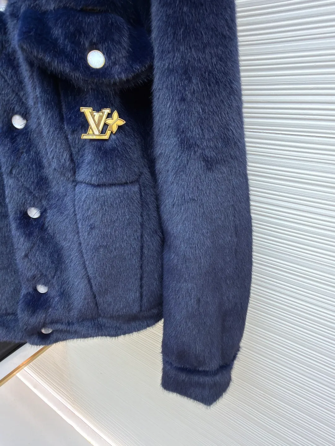LOUIS VUITTON letter logo mink fur jacket ●Original version: Purchased and developed for 169000 ●Item number: 1681420-D10 ●Fabric: mink fur fabric ●Technology: embroidery ●Color: navy ●Version: fitted version ●Weight: about 1065 grams ●Size: 46-48-50-52 ●Description: This jacket is made of high-end imitation mink velvet fabric, which is soft and fluffy to the touch and has excellent warmth retention. The lapel design adopts three-dimensional tailoring + precision sewing technology, and the collar shape is crisp and naturally connected with the body. The placket button is a custom-made blue-green metal button, which creates a visual contrast with the white fabric. It is sewn in precise position and opens and closes smoothly. The large pockets on both sides use three-dimensional bag-shaped technology, and the bag mouth echoes the buttons, combining practicality and design. The inner lining is made of the brand's classic pattern printed fabric, which is combined with the outer layer of plush fabric through laminating sewing technology to create a strong sense of layering. The overall cut is a loose-shouldered version, and the multi-piece structure is spliced ​​to create a casual and trendy wearing effect while ensuring comfort and freedom during movement. It is a fashionable item that combines luxurious plush texture with exquisite craftsmanship. The overall wiring is straight and delicate, the fabric is comfortable and soft, and the color is consistent without color difference. It can be matched with the same style to create a fashionable look and control various occasions. Customized accessories, complete with three standards, same style for men and women!